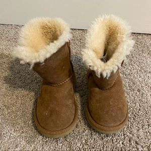 UGG Size 8 Bailey button boot in chestnut